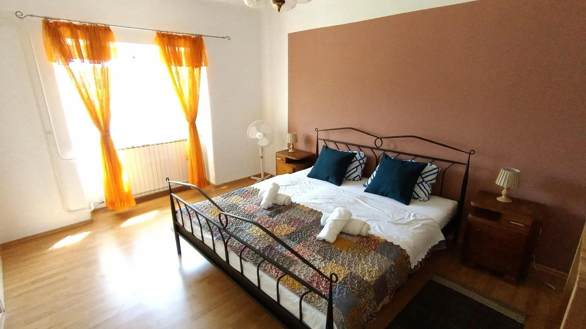 B&B 